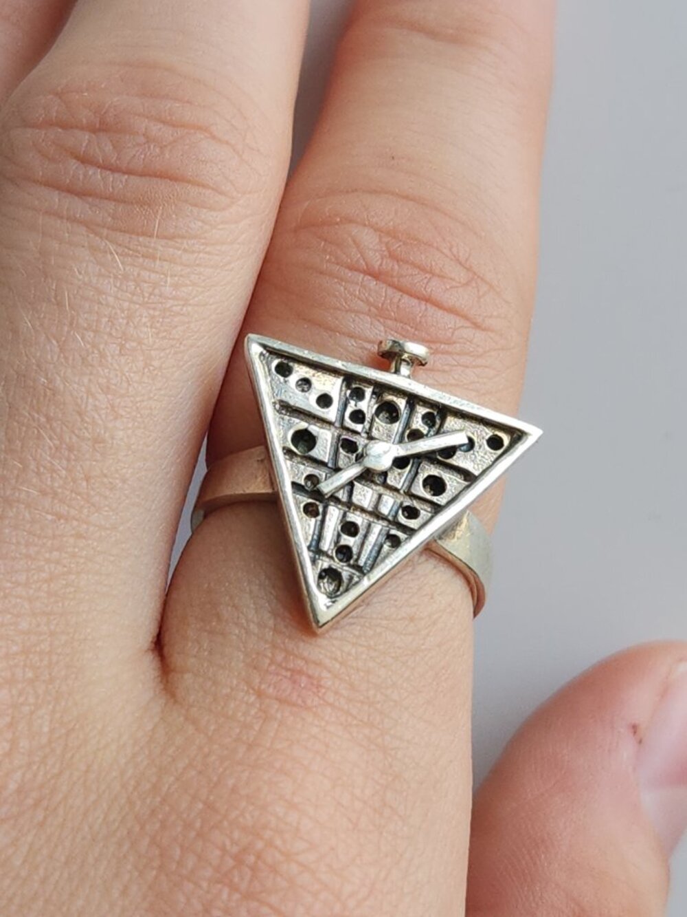 Vintage sterling silver 80s funky sci-fi style triangular clock ring - Picture 3 of 12